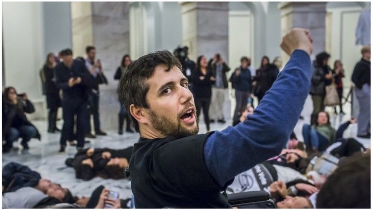 Not Going Quietly : Foto