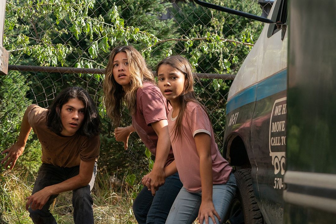 Disomnia : Foto Gina Rodriguez, Lucius Hoyos, Ariana Greenblatt