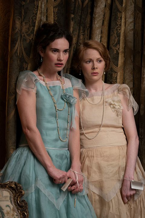 Foto Lily James, Emily Beecham