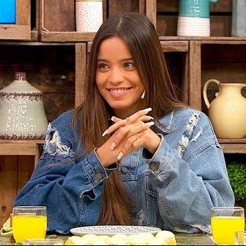 Póster Emilia Mernes