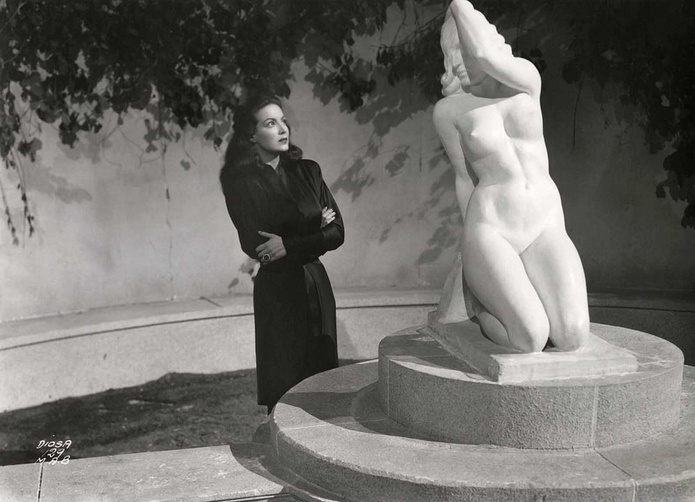 La diosa arrodillada : Foto