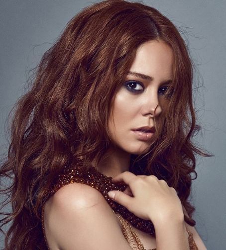 Póster Duygu Yetiş