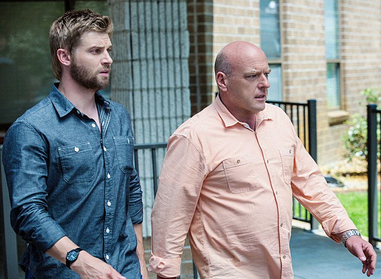 Bajo el domo : Foto Dean Norris, Mike Vogel