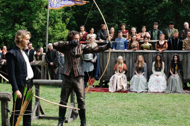 Foto Manolo Cardona, Caitlin Stasey, Adelaide Kane