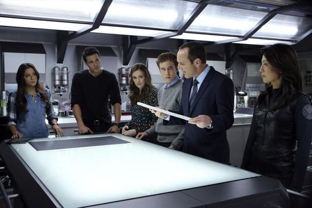 Agentes de S.H.I.E.L.D. : Póster Ming-Na Wen, Clark Gregg, Iain De Caestecker, Elizabeth Henstridge, Chloe Bennet