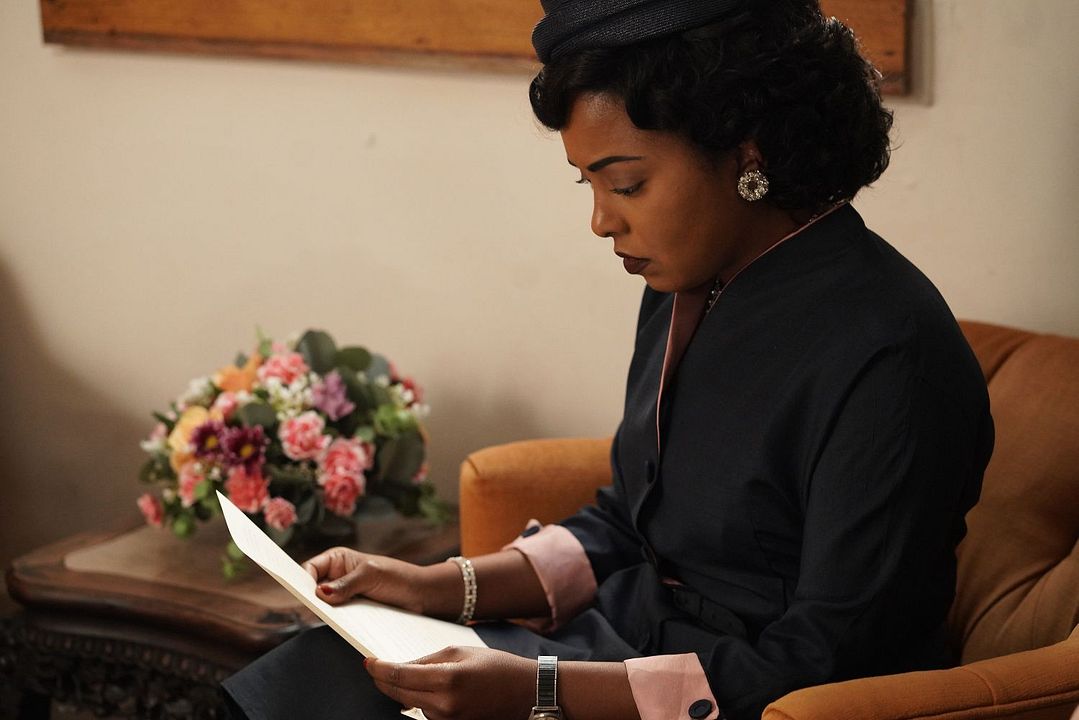 Foto Adrienne Warren