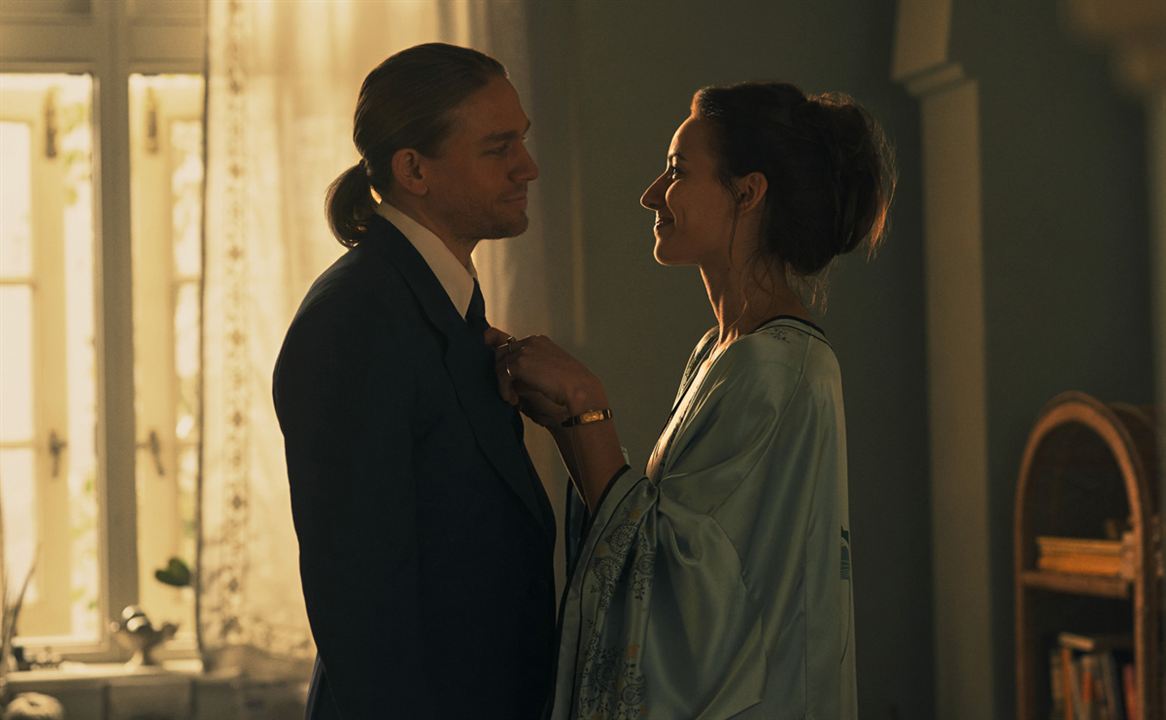 Foto Charlie Hunnam, Antonia Desplat