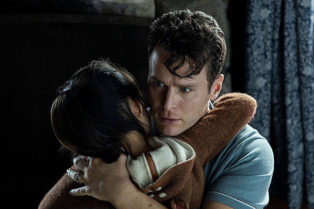 Llaman a la puerta : Foto Kristen Cui, Jonathan Groff (II)