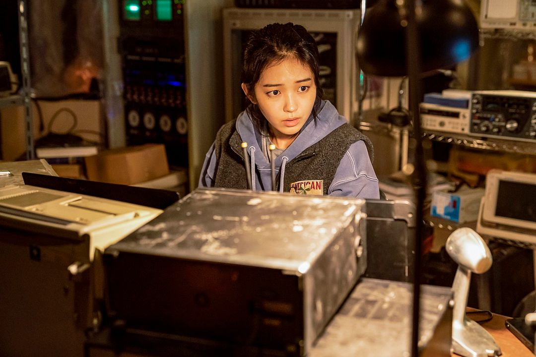 The Moon: Sobreviviente : Foto