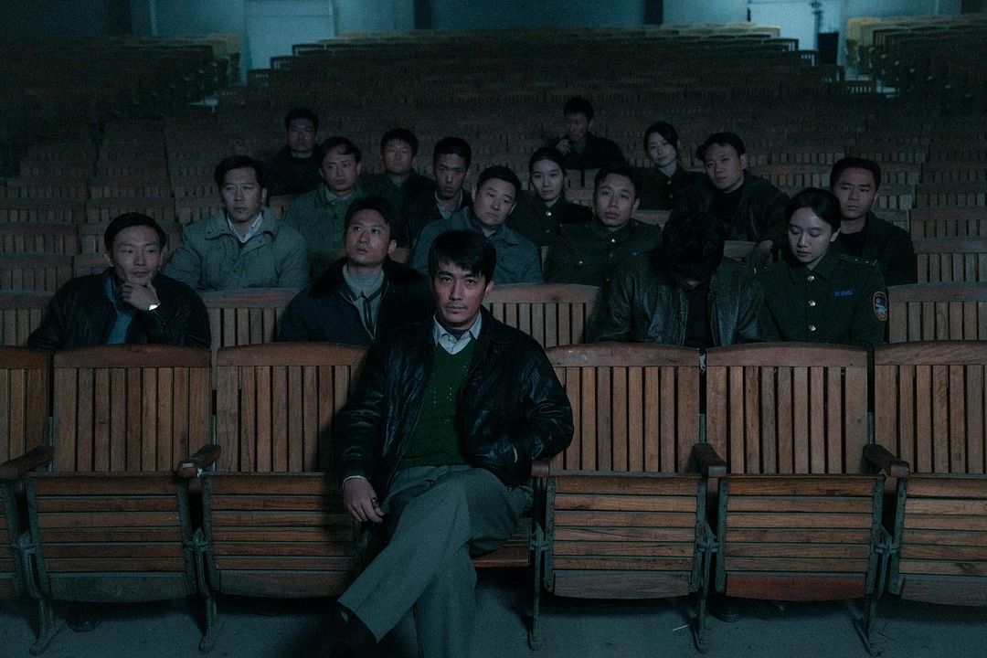 Only the River Flows : Foto