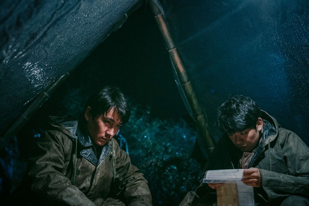 Only the River Flows : Foto