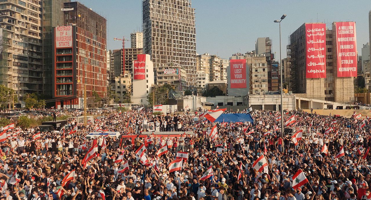 Dancing on the Edge of a Volcano : Foto