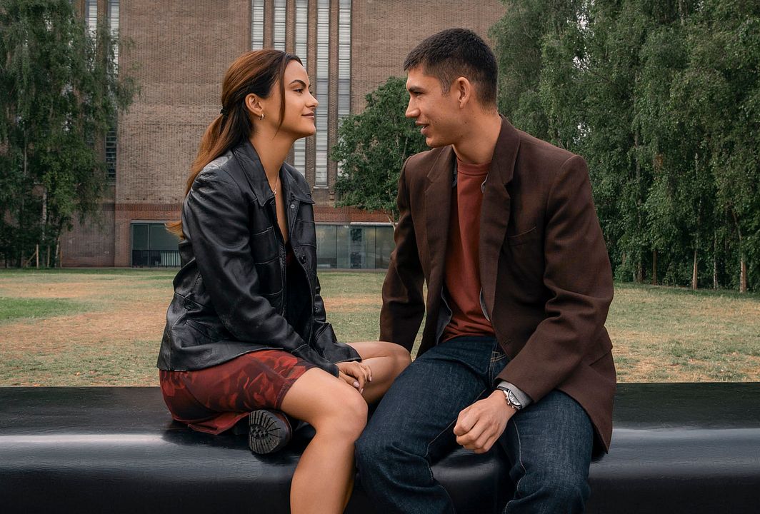 Ascenso : Foto Camila Mendes, Archie Renaux