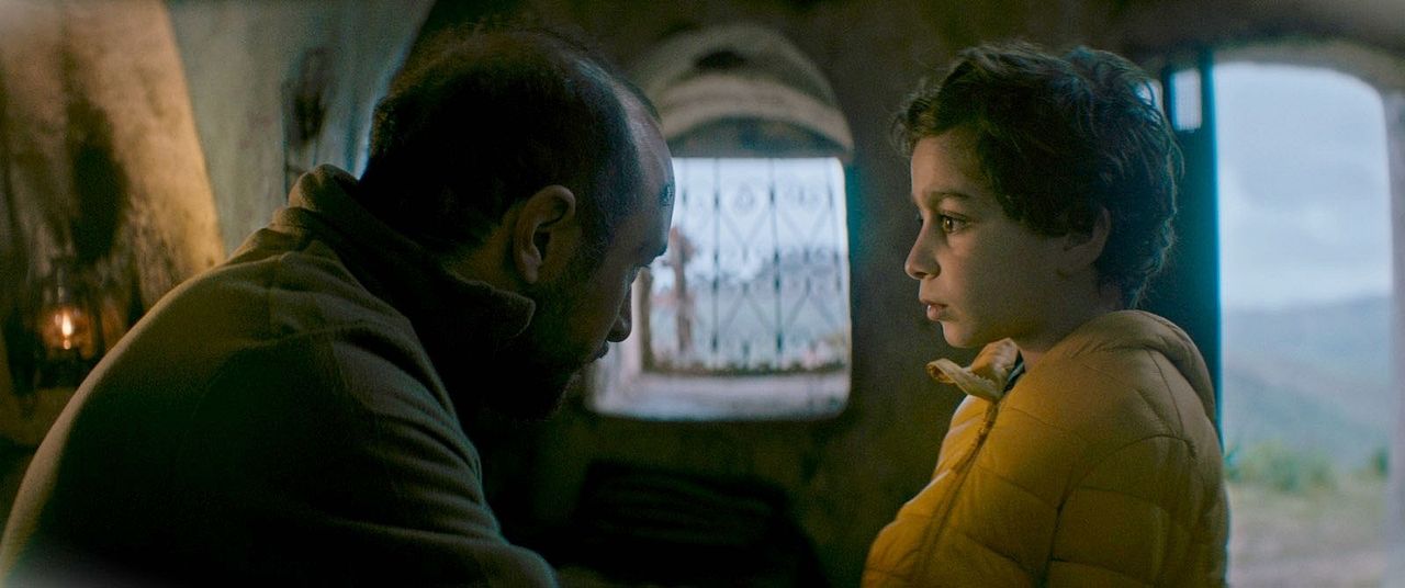 Behind the Mountains : Foto